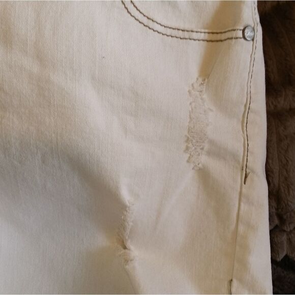 Torrid White distressed denim shorts w/dark stitching sz 20 - Picture 5 of 8